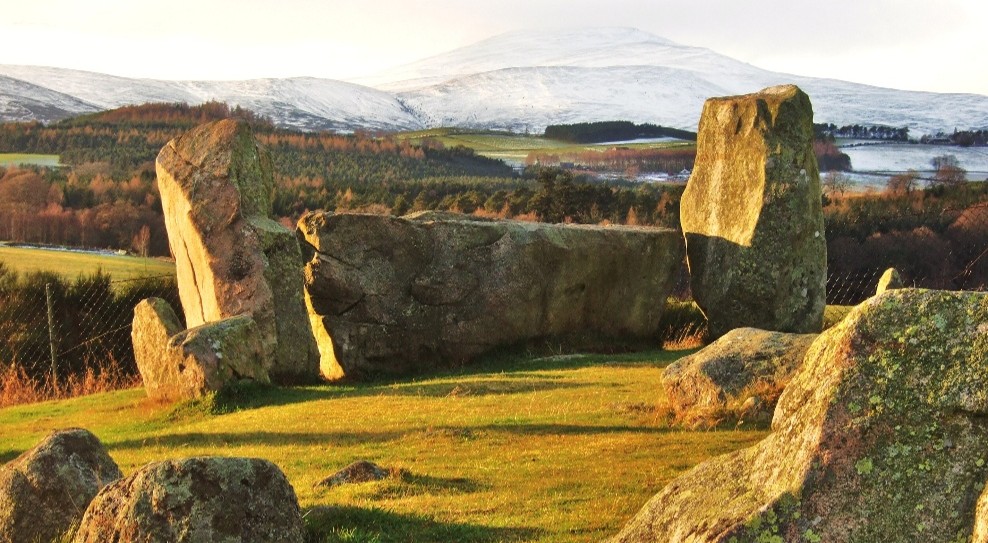 Reworking the Past: Neolithic Legacies and Bronze Age Identity in Britain and Ireland